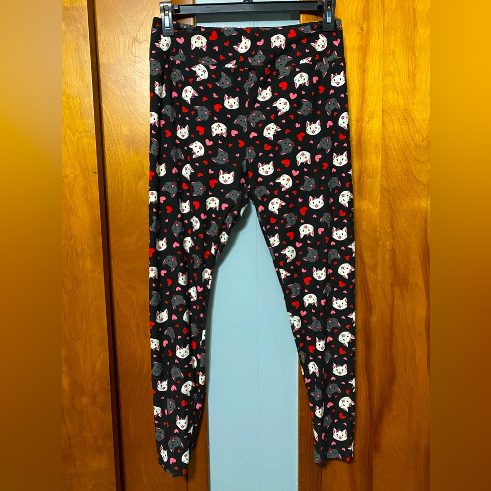 Price drop 🙃🎉‼️Lularoe T/C leggings with cats and hearts